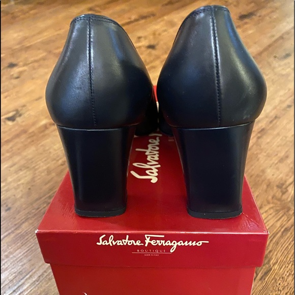 Salvatore Ferragamo 🦋 True Navy pump ♥️ Sz 7 - Picture 4 of 7